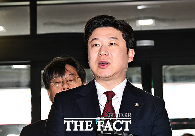 진종오 국민의힘 의원이 18일 오후 서울 여의도 국민의힘 중앙당사에서 열린 윤리위원회 전체회의에 출석하고 있다. /배정한 기자