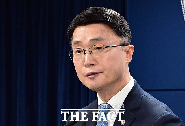 류제명 과학기술정보통신부 제2차관이 18일 오전 서울 종로구 정부서울청사에서 독자 AI파운데이션 모델 프로젝트 2차 단계평가 결과를 발표하고 있다. /임영무 기자
