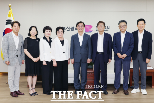 심재민(왼쪽부터) 부산시 환경물정책실장, 박정희 부산여성연대회의 대표, 최미경 부산시여성협의회 회장, 최소남 부산맑은물범시민대책위 상임대표, 전재수 부산시장, 김좌관 국가물관리위원장, 이준경 생명그물 대표, 홍순헌 정책협치특별보좌관이 기념사진을 찍고 있다. /부산시