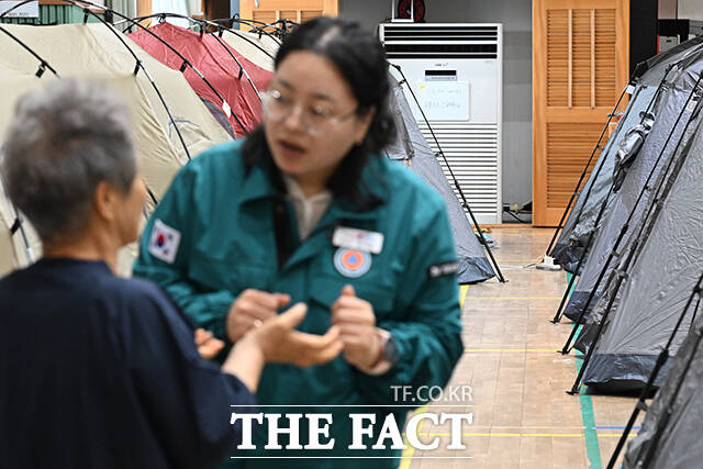 경상남도 거제시를 중심으로 기록적인 폭우가 내린 가운데 18일 오후 대한적십자사 관계자들이 경남 거제시 옥포초등학교에 마련된 주민 임시 대피소에서 구호 물품을 옮기고 있다. /거제=김성렬 기자