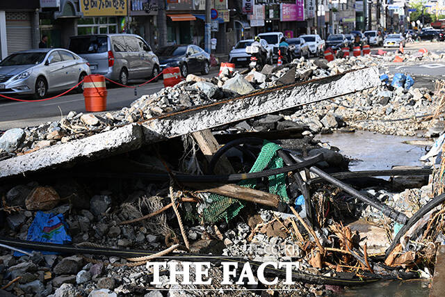 경상남도 거제시를 중심으로 기록적인 폭우가 내린 가운데 18일 오후 경남 거제시 장평동 장평3로 도로의 포장이 파손된 가운데 파편과 떠내려온 부유물들이 어지럽게 뒤섞여있다. /거제=송호영 기자
