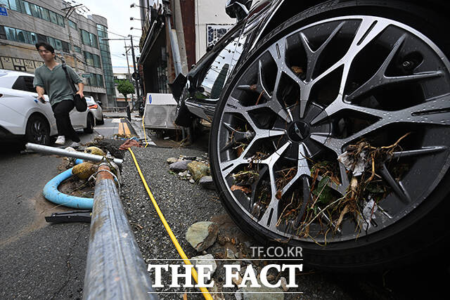 경상남도 거제시를 중심으로 기록적인 폭우가 내린 가운데 18일 오후 경남 거제시 옥포동 일대에서 주민들이 침수된 상가와 주택등에 쌓인 토사와 집기류를 치우며 수해 복구 작업을 하고 있다. /거제=김성렬 기자