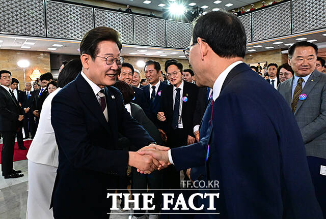 이재명 대통령과 국민의힘 중진 의원들 간 골프 회동을 계기로 개헌 논의가 수면 위로 떠오르면서, 보수 야권이 이를 계기로 새로운 국면을 맞이할지 정치권의 관심이 집중되고 있다. 사진은 이재명 대통령이 지난해 6월 4일 오전 11시 서울 여의도 국회 로텐더홀에서 열린 취임선서에서 주호영 국회부의장과 악수하는 모습. /배정한 기자