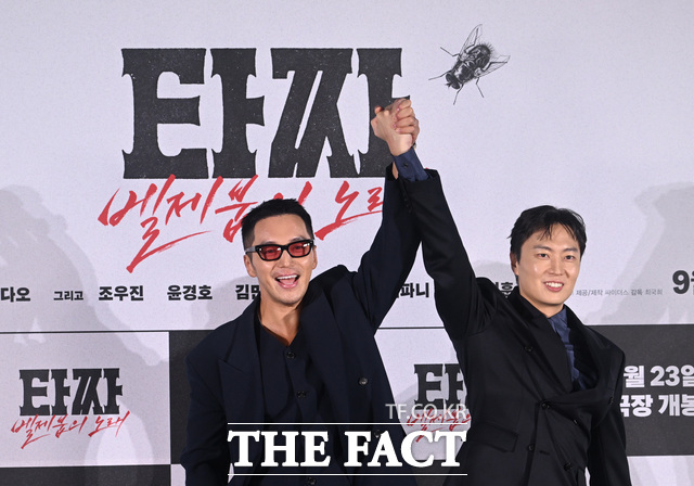 배우 변요한(왼쪽)과 노재원이 18일 서울 용산구 CGV 용산 아이파크몰에서 열린 영화 '타짜: 벨제붑의 노래' 제작보고회에 참석해 포즈를 취하고 있다. /이새롬 기자