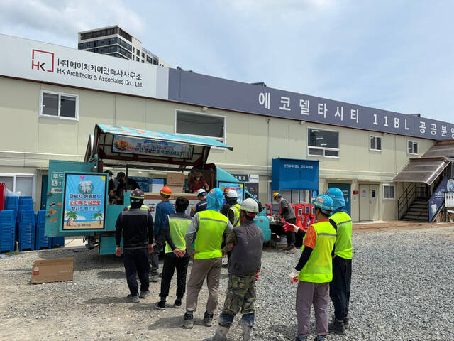 대우건설은 국내 현장에 간식차를 보내주는 프로그램인 '대우네 뿌듯트럭 시즌4' 신청을 받고 총 5개 현장에 이벤트를 진행했다. 사진은 에코델타시티푸르지오트레파크 현장에 방문한 대우건설 뿌듯트럭. /대우건설