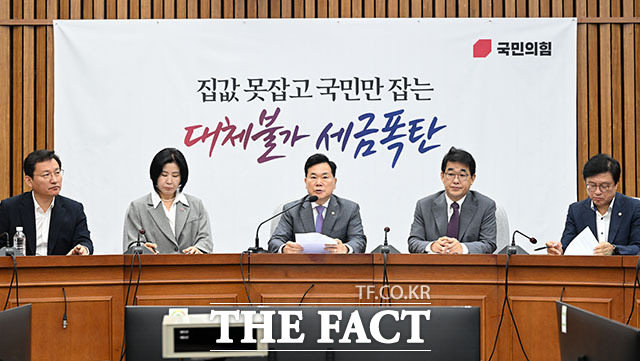 김승수 국민의힘 원내운영수석부대표(가운데)가 18일 오전 서울 여의도 국회에서 열린 원내대책회의에 참석해 모두발언을 하고 있다. /국회=서예원 기자