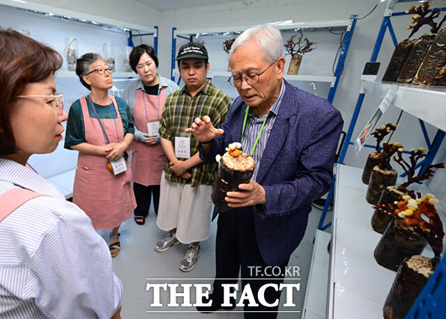 ‘자연사랑능력개발협동조합’ 개소식이 18일 오후 서울 도봉구 쌍문팜에서 열린 가운데, 이영섭 이사장(오른쪽)이 수강생들에게 버섯 재배 현장을 소개하고 있다.