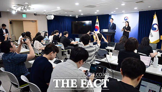류제명 과학기술정보통신부 제2차관이 18일 오전 서울 종로구 정부서울청사에서 독자 AI파운데이션 모델 프로젝트 2차 단계평가 결과를 발표하고 있다. /임영무 기자
