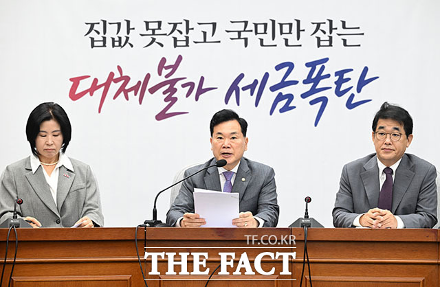 김승수 국민의힘 원내운영수석부대표(가운데)가 18일 오전 서울 여의도 국회에서 열린 원내대책회의에 참석해 모두발언을 하고 있다. /국회=서예원 기자