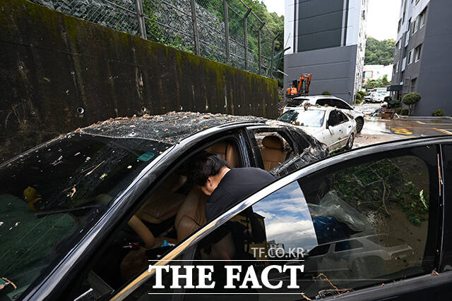 경상남도 거제시를 중심으로 기록적인 폭우가 내린 가운데 18일 오후 경남 거제시 거제대로 인근 아파트 인근의 한 주민이 수해 복구 작업을 바라보고 있다. /거제=김성렬 기자