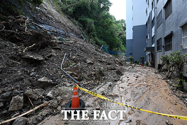 경상남도 거제시를 중심으로 기록적인 폭우가 내린 가운데 18일 오후 경남 거제시 거제대로 인근 아파트 인근의 한 주민이 수해 복구 작업을 바라보고 있다. /거제=김성렬 기자