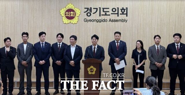 경기도의회 김한솔 의원 등 국민의힘 소속 광역·기초 의원들이 18일 도의회 브리핑실에서 추미애 지사의 재정 감축에 반발하는 기자회견을 열고 있다. /김선우 기자