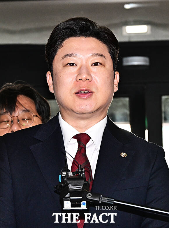 진종오 국민의힘 의원이 18일 오후 서울 여의도 국민의힘 중앙당사에서 열린 윤리위원회 전체회의에 출석하고 있다. /배정한 기자