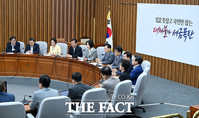 김승수 국민의힘 원내운영수석부대표(가운데)가 18일 오전 서울 여의도 국회에서 열린 원내대책회의에 참석해 모두발언을 하고 있다. /국회=서예원 기자
