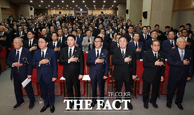 김대중 대통령 서거 17주기 추모식 참석한 권노갑 김대중재단 이사장, 조정식 국회의장, 강훈식 대통령비서실장, 김민석 더불어민주당 대표, 정대철 헌정회장, 이종찬 광복회장, 김석수 전 총리(왼쪽부터).