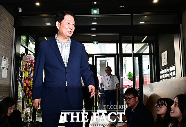 권영진 국민의힘 의원이 18일 오후 서울 여의도 국민의힘 중앙당사에서 열린 윤리위원회에 출석하고 있다. /배정한 기자