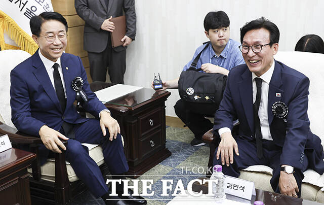 환담 나누는 조정식 국회의장과 김민석 더불어민주당 신임 대표.