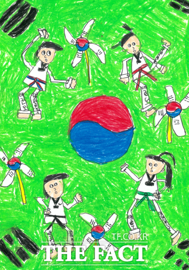제주도 보훈청에 전시 중인 미취학 어린이 '2026년 태극기 그리기 대회'에서 대상을 수상한 장하온 어린이 그림. /제주도