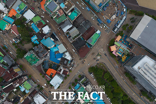 경상남도 거제시를 중심으로 기록적인 폭우가 내린 가운데 18일 오후 경남 거제시 옥포동 일대에서 주민들이 침수된 상가와 주택등에 쌓인 토사와 집기류를 치우며 수해 복구 작업을 하고 있다. /거제=김성렬 기자