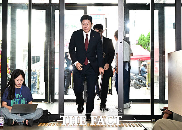 진종오 국민의힘 의원이 18일 오후 서울 여의도 국민의힘 중앙당사에서 열린 윤리위원회 전체회의에 출석하고 있다. /배정한 기자