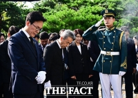  김대중 대통령 묘역 찾은 김민석 더불어민주당 대표와 신임 지도부 [TF사진관]