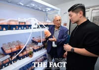  동충하초 살피는 김재섭 의원 [포토]