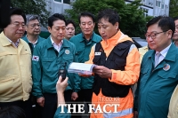  거제 싱크홀 발생 아파트 측 호소 듣는 장동혁 대표 [포토]