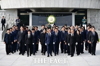  현충원 참배하는 더불어민주당 신임 지도부 [TF사진관]