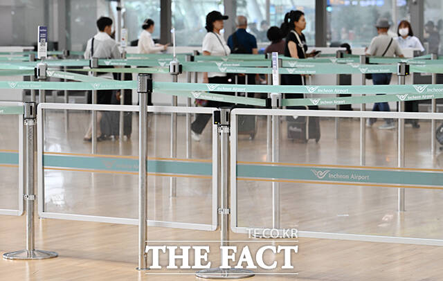 19일 오전 인천국제공항 제1여객터미널 출국장에 '새치기 방지'를 위한 안전 펜스가 설치돼 있다. /인천국제공항=박헌우 기자