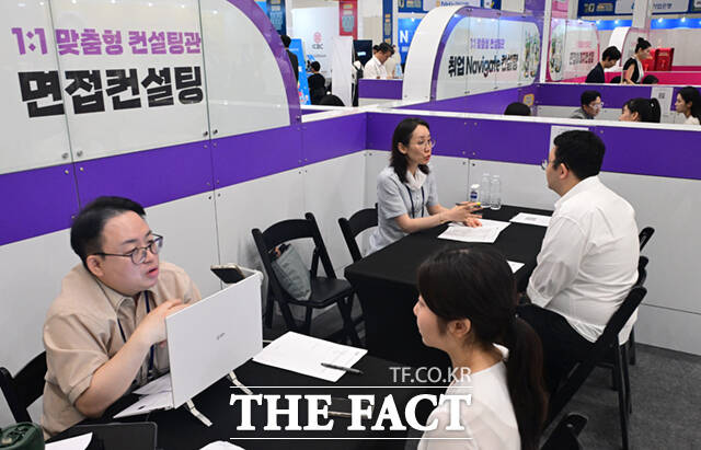 이억원 금융위원장이 19일 서울 중구 동대문디자인플라자에서 열린 2026 금융권 공동채용 박람회 개막식에서 환영사를 하고 있다.