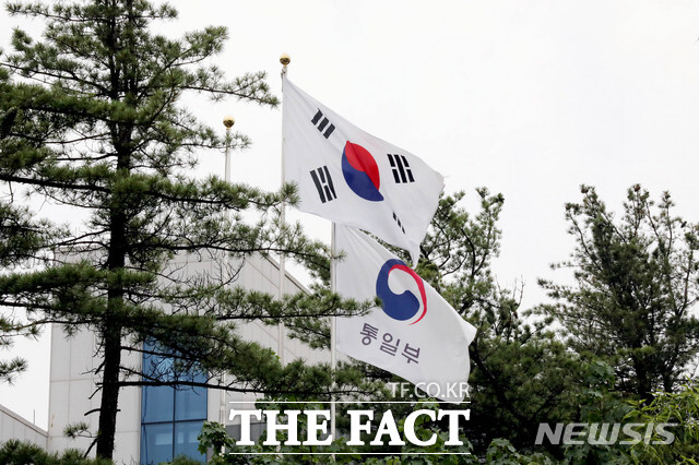 정부가 10년간 중단됐던 경원선 남측 구간 복원에 나선다. 사진은 서울 종로구 통일부 남북회담본부에 태극기와 통일부 깃발이 바람에 날리는 모습. /뉴시스
