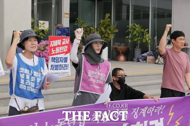 A 학교 성폭력사안·교과운영부조리 공익제보교사 부당전보철회 공동대책위원회(공대위)는 19일 오전 서울 용산구 서울시교육청 앞에서 기자회견을 열고