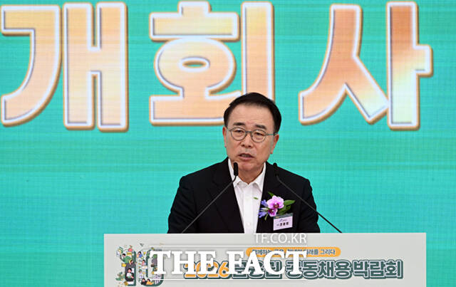 이억원 금융위원장이 19일 서울 중구 동대문디자인플라자에서 열린 2026 금융권 공동채용 박람회 개막식에서 환영사를 하고 있다.