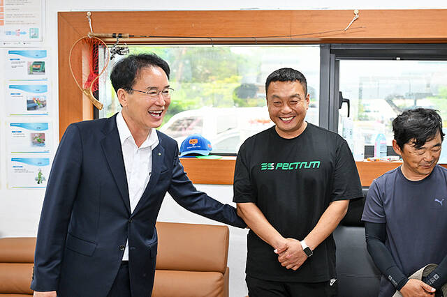 황병직 영주시장이 환경관리원 근무자를 격려하고 있다. /영주시