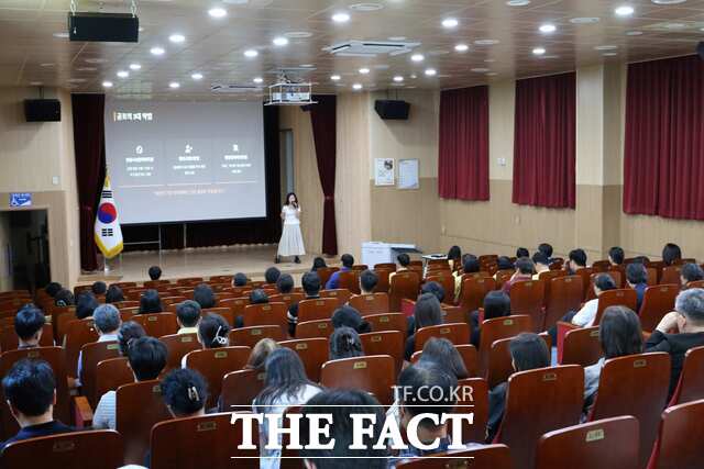 당진교육지원청은 18일 을지연습과 연계해 북한이탈주민 한송이 강사를 초청해 안보 강연을 개최했다. /당진교육지원청