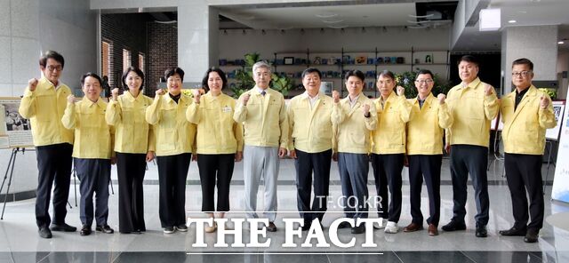 19일 충남도의회 교육위원들이 충남도교육청을 방문해 '2026 을지연습' 추진 상황을 점검한 후 기념 촬영을 하고 있다. /충남도의회