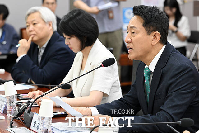 '막힌 공급·징벌적 과세, 8·13 부동산 대책 무엇이 문제인가' 토론회 참석한 오세훈 서울시장(앞 줄 가운데).