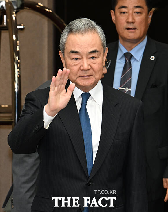 왕이 중국 외교부장 겸 공산당 중앙외사판공실 주임이 19일 오후 서울 강서구 서울김포비즈니스항공센터(SGBAC)를 통해 입국해 취재진을 향해 손 인사를 건네고 있다. /김포국제공항=박헌우 기자
