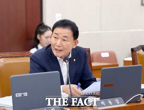 박용갑 국회의원이 19일 국회 보건복지위원회 전체회의에서 충남대병원 암병원 건립의 의미를 강조하고 정부의 지원을 강력히 촉구했다. /박용갑 의원실