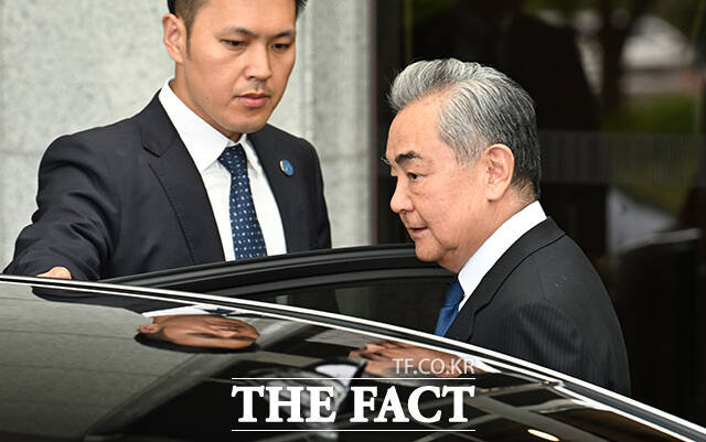 왕이 중국 외교부장 겸 공산당 중앙외사판공실 주임이 19일 오후 서울 강서구 서울김포비즈니스항공센터(SGBAC)를 통해 입국해 취재진을 향해 손 인사를 건네고 있다. /김포국제공항=박헌우 기자