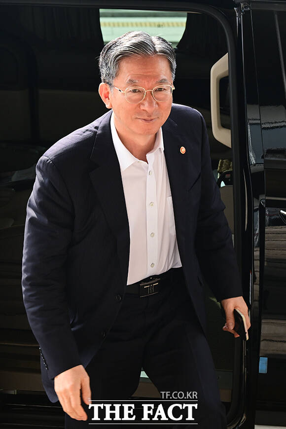 사직서를 제출한 정성호 법무부 장관이 19일 오전 경기도 과천시 법무부 청사로 출근하고 있다. /과천=남윤호 기자