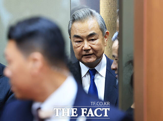 한중 외교장관회담을 위해 방한한 왕이 중국 외교부장이 19일 오후 서울 종로구 외교부 청사에 등청하고 있다. /김성렬 기자