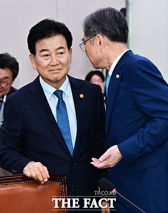 정동영 통일부 장관(왼쪽)과 조현 외교부 장관이 19일 오전 서울 여의도 국회에서 열린 외교통일위원회 전체회의에 출석해 대화를 하고 있다. /국회=배정한 기자