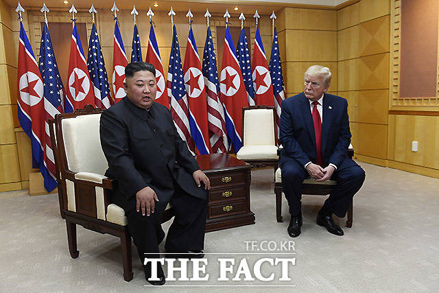 도널드 트럼프 미국 대통령(오른쪽)이 김정은 북한 국무위원장과 연내 정상회담을 추진하고 있다고 월스트리트저널(WSJ)이 18일(현지시간) 보도했다. 사진은 2019년 6월 30일 트럼프 대통령과 김 위원장이 판문점 남측 자유의집에서 회담하는 모습. /AP. 뉴시스.