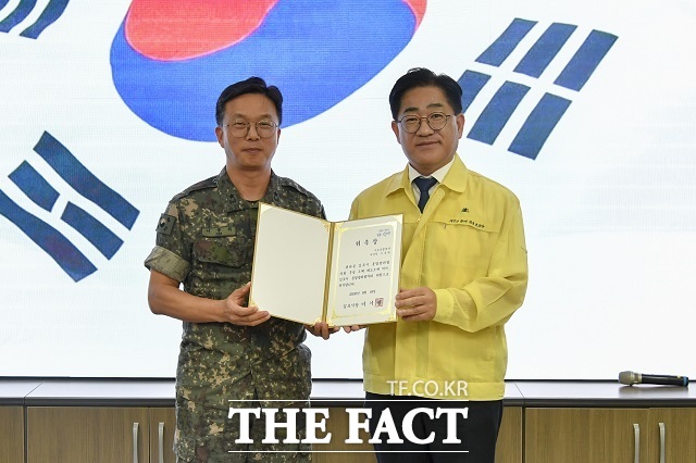 이기형 김포시장(오른쪽)과 이충희 수도포병여단장(준장)이 통합방위협의회 위원 위촉식을 진행하고 있다. /김포시