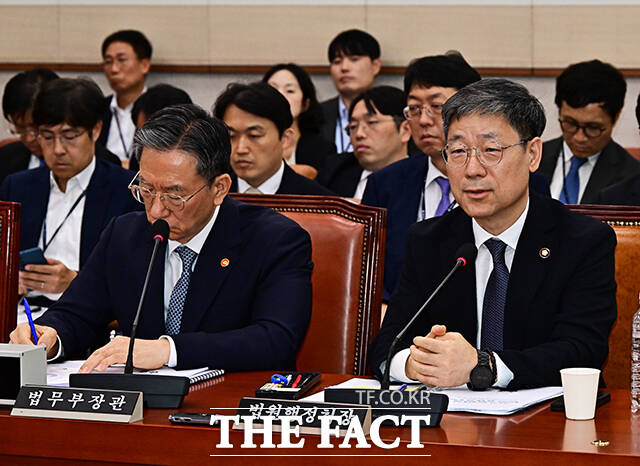 노경필 법원행정처장이 15일 오후 서울 여의도 국회에서 열린 법제사법위원회 전체회의에 출석해 질의에 답변을 하고 있다. /국회=배정한 기자