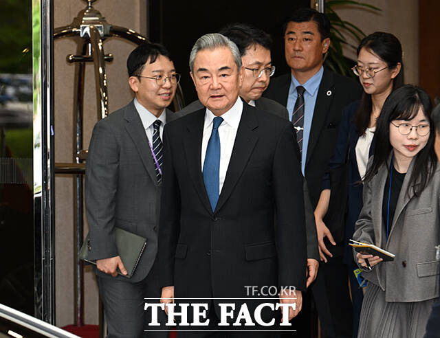 왕이 중국 외교부장 겸 공산당 중앙외사판공실 주임이 19일 오후 서울 강서구 서울김포비즈니스항공센터(SGBAC)를 통해 입국해 취재진을 향해 손 인사를 건네고 있다. /김포국제공항=박헌우 기자