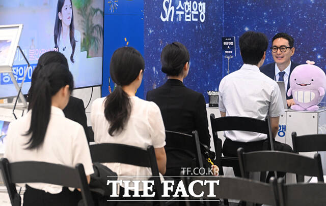 이억원 금융위원장이 19일 서울 중구 동대문디자인플라자에서 열린 2026 금융권 공동채용 박람회 개막식에서 환영사를 하고 있다.