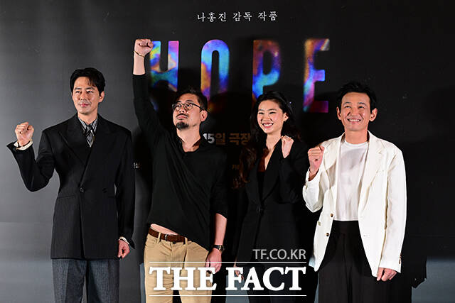 배우 조인성, 나홍진 감독, 배우 정호연 황정민(왼쪽부터)이 호흡을 맞춘 영화 '호프'가 제74회 산세바스티안 국제영화제 펄락 섹션에 이름을 올렸다. 사진은 지난 7월 6일 오후 서울 강남구 코엑스 메가박스에서 열린 '호프' 언론시사 겸 기자간담회에 참석한 모습. /남윤호 기자