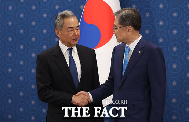 악수 나누는 조 장관(오른쪽)과 왕 부장.